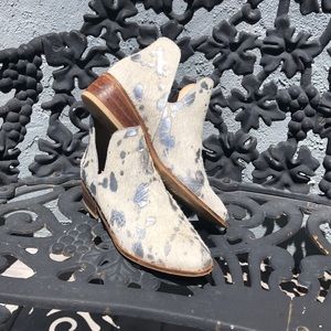 Stunning❣️KAANAS Cowhide Booties